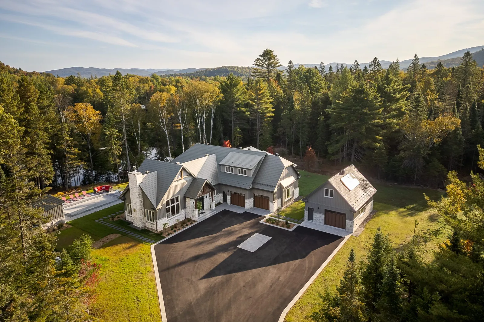 La résidence du lac Constantineau, construite par Écohabitations Boréales au milieu de la forêt des Laurentides, vue du ciel