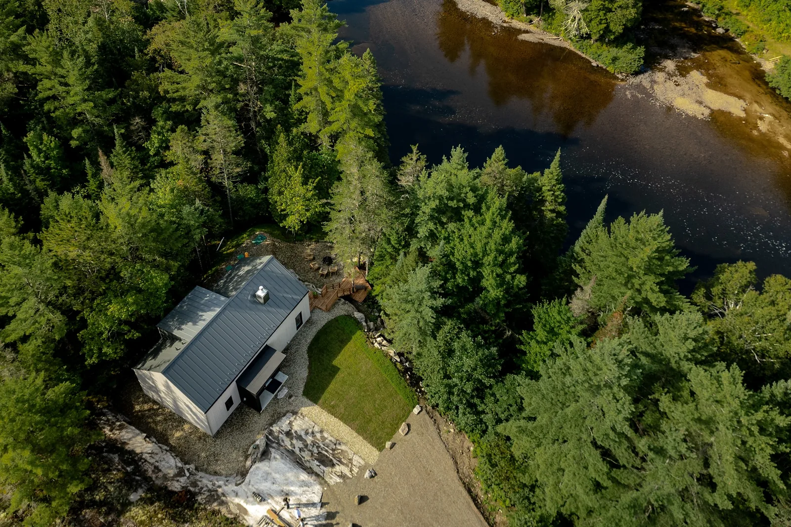 La résidence en bordure de la rivière L'Assomption, construite par Écohabitations Boréales à Saint-Alphonse-de-Rodriguez