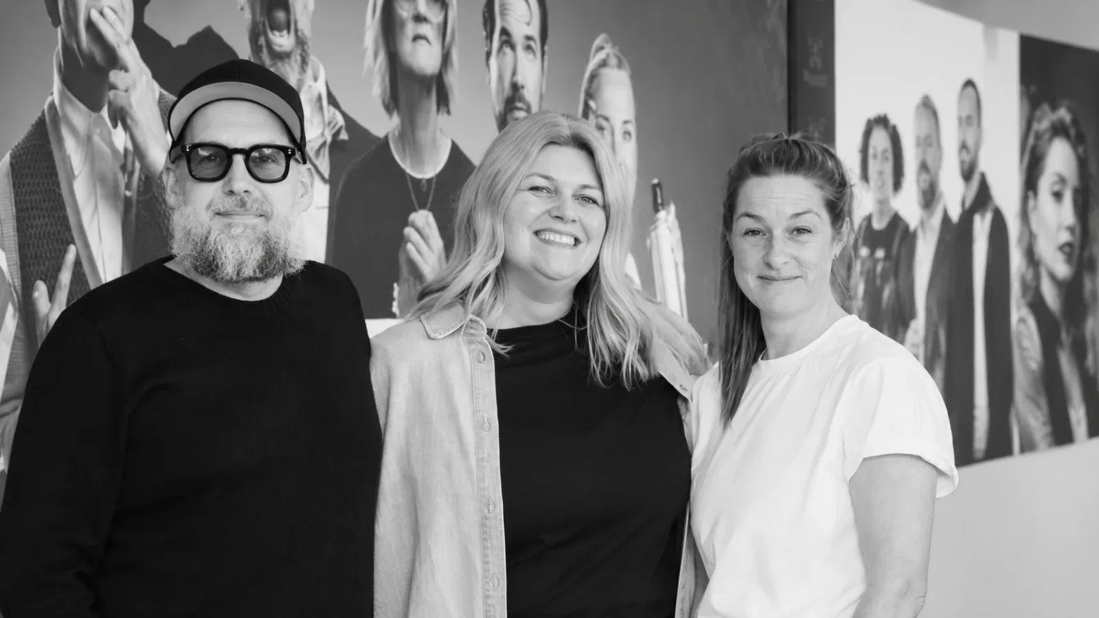 Mario Provencher, Cindy Fournier-Turmel et Katrine Rose-Maltais, tout sourire, devant les affiches des productions de Monarque
